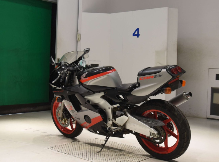 Мотоцикл Honda CBR250RR с пробегом 14142 km с пробегом 14142 km