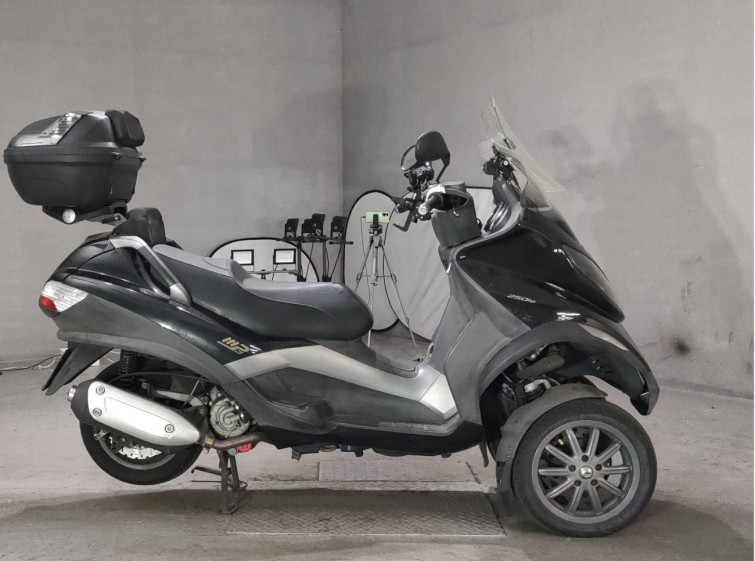 Мотоцикл Piaggio PEERAGE MP3 250RL з пробігом 42571 km