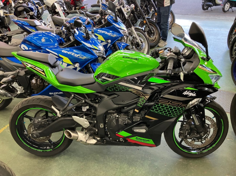 Мотоцикл Kawasaki NINJA ZX-25R KRT з пробігом 6730 km