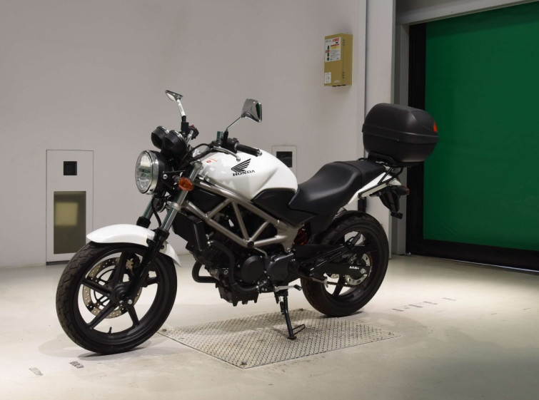 Мотоцикл Honda VTR250 з пробігом 1396 km з пробігом 1396 km