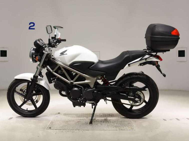 Мотоцикл Honda VTR250 з пробігом 1396 km з пробігом 1396 km