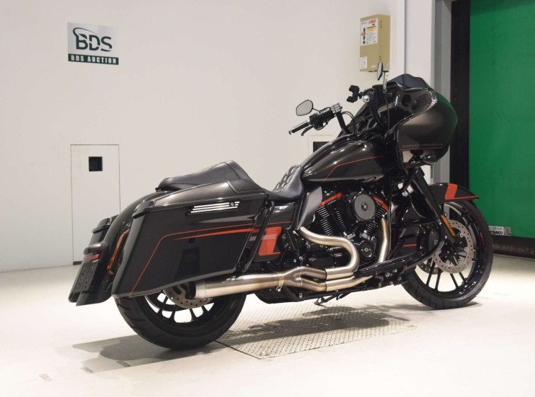 Мотоцикл HD ROAD GLIDE FLTRXSE1923 CVO з пробігом 8421 km з пробігом 8421 km