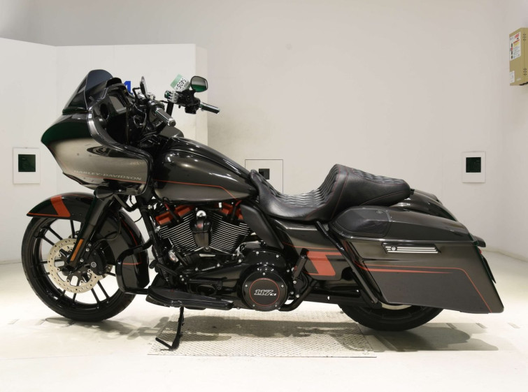 Мотоцикл HD ROAD GLIDE FLTRXSE1923 CVO з пробігом 8421 km з пробігом 8421 km