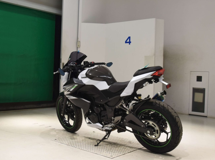 Мотоцикл Kawasaki Z250 с пробегом 10683 km с пробегом 10683 km